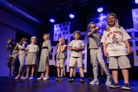 DKW: Owacje w Dom.Ku! Spektakl młodszej grupy teatralno-muzycznej pt. "Dziób w dziób"