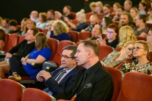 37. TNF - Dzień 1 (27.05.23) - Prezydent Tarnowa Roman Ceepiela i dyrektor TCK Tomasz Kapturkiewicz w sali kinowej