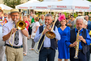 Starówka Jazz Festival - 14.07.2023 - Parada nowoorleańska. Muzycy wraz z publicznością.