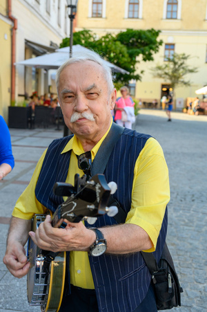 Starówka Jazz Festival - 14.07.2023 - Parada nowoorleańska. Muzycy wraz z publicznością.