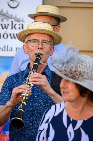 Starówka Jazz Festival - 14.07.2023 - Parada nowoorleańska. Muzycy wraz z publicznością.