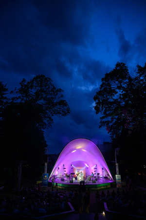 Starówka Jazz Festival - 14.07.2023 - Koncert zespołu MDB Swing Project. Publiczność.