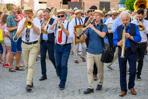 Starówka Jazz Festival - 14.07.2023 - Parada nowoorleańska. Muzycy wraz z publicznością.
