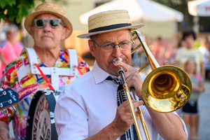 Starówka Jazz Festival - 14.07.2023 - Parada nowoorleańska. Muzycy wraz z publicznością.
