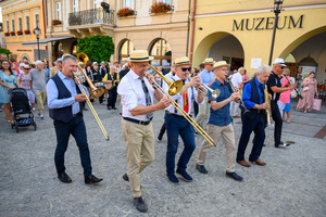 Starówka Jazz Festival - 14.07.2023 - Parada nowoorleańska. Muzycy wraz z publicznością.
