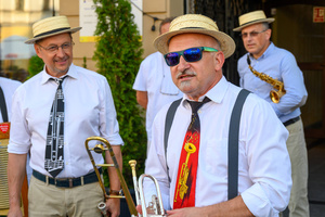 Starówka Jazz Festival - 14.07.2023 - Parada nowoorleańska. Muzycy wraz z publicznością.