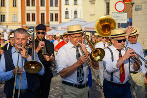 Starówka Jazz Festival - 14.07.2023 - Parada nowoorleańska. Muzycy wraz z publicznością.