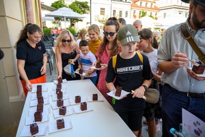 Festiwal Nauki i Techniki - Dzień II - tort urodzinowy dla publiczności zebranej na Rynku