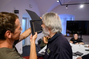 Warsztaty fotografii otworkowej - Przygotowywanie aparatu otworkowego z umieszczoną matrycą wielootworkową.