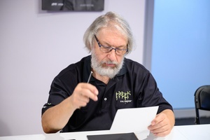 Warsztaty fotografii otworkowej - Uczestnicy warsztatów podczas przygotowywania matryc.