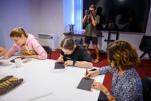 Warsztaty fotografii otworkowej - Uczestnicy warsztatów podczas przygotowywania matryc.