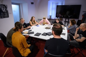 Warsztaty fotografii otworkowej - Uczestnicy warsztatów podczas przygotowywania matryc.