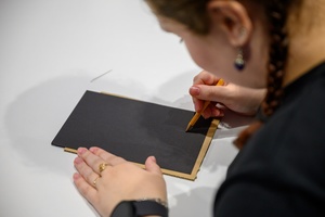 Warsztaty fotografii otworkowej - Uczestnicy warsztatów podczas przygotowywania matryc.