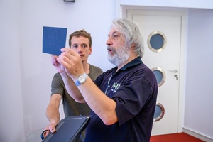 Warsztaty fotografii otworkowej - Uczestnik warsztatów analizuje matrycę z prowadzącym Tomaszem Kowalczykiem.