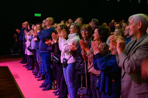 Koncert: Soyka Kwartet - Publiczność na stojąco oklaskuje zespół Soyka Kwartet
