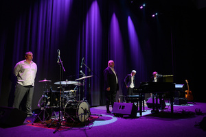 Koncert: Soyka Kwartet - Na scenie Soyka Kwartet dziękujący tarnowskiej publiczności