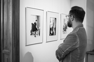 Wernisaże dzień po dniu: Elżbieta i Bogdan Litwora / Wiesław Leżanka - Zdjęcie z otwarcia wystawy w Galerii TCK. Przedstawia uczestników wernisażu, skupionych w oglądaniu prac i rozmowach z autorami. Fotografia ukazuje dynamiczną atmosferę wydarzenia.