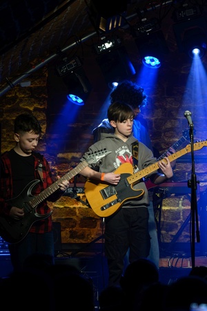 Koncert S.M.Rock - 14.03.2023 - Scena S.M.Rock w akcji - Uczniowie występują.