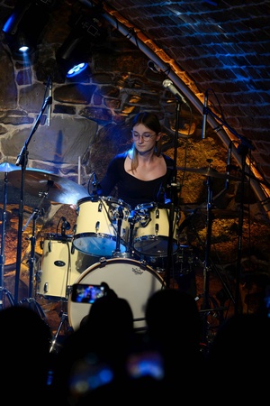 Koncert S.M.Rock - 14.03.2023 - Scena S.M.Rock w akcji - Uczniowie występują.