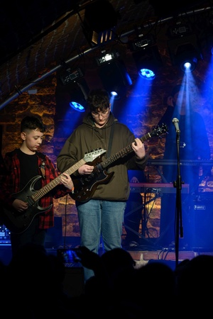 Koncert S.M.Rock - 14.03.2023 - Scena S.M.Rock w akcji - Uczniowie występują.