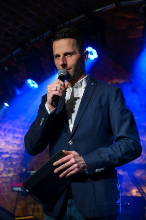 Koncert S.M.Rock - 14.03.2023 - Konferansjer Sebastian Szafarz otwiera koncert na scenie.