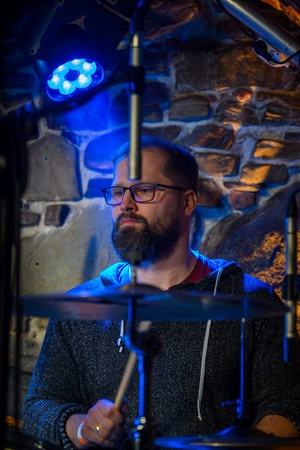 Koncert S.M.Rock - 14.03.2023 - Scena S.M.Rock w akcji - Uczniowie występują.