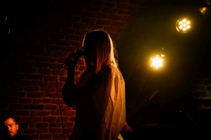 Koncert: Pracownia piosenki prezentuje - Niepozorny zaścianek - Zdjęcie przedstawia scenę w Piwnicach TCK podczas koncertu. Na scenie znajdują się wykonawcy.