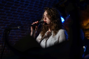 Koncert: Pracownia piosenki prezentuje - Niepozorny zaścianek - Zdjęcie przedstawia scenę w Piwnicach TCK podczas koncertu. Na scenie znajdują się wykonawcy.