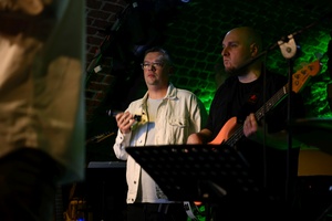 Koncert: Pracownia piosenki prezentuje - Niepozorny zaścianek - Zdjęcie przedstawia scenę w Piwnicach TCK podczas koncertu. Na scenie znajdują się wykonawcy.