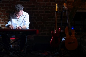 Koncert: Pracownia piosenki prezentuje - Niepozorny zaścianek - Zdjęcie przedstawia scenę w Piwnicach TCK podczas koncertu. Na scenie znajdują się wykonawcy.