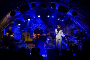 Koncert: Pracownia piosenki prezentuje - Niepozorny zaścianek - Zdjęcie przedstawia scenę w Piwnicach TCK podczas koncertu. Na scenie znajdują się wykonawcy.