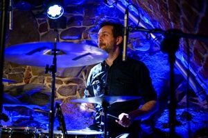 Koncert: Pracownia piosenki prezentuje - Niepozorny zaścianek - Zdjęcie przedstawia scenę w Piwnicach TCK podczas koncertu. Na scenie znajdują się wykonawcy.