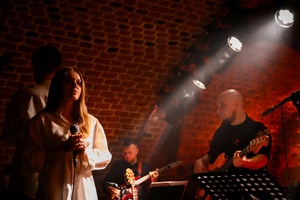 Koncert: Pracownia piosenki prezentuje - Niepozorny zaścianek - Zdjęcie przedstawia scenę w Piwnicach TCK podczas koncertu. Na scenie znajdują się wykonawcy.