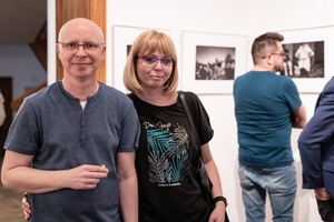 Wernisaże dzień po dniu: Ewa Serafińska / Rafał Koścień - Publiczność oglądająca wystawę.