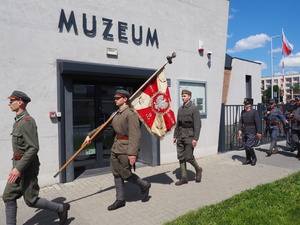 Święto 16 Pułku Piechoty - Piknik Historyczyny - Przemarsz grupy rekonstrukcyjnej.