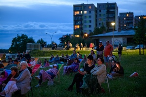 38. TNF - Dzień 2 (1.06.2024) - Publiczność kina plenerowego na terenie Domu Kultury Westerplatte oglądająca kolejną projekcję
