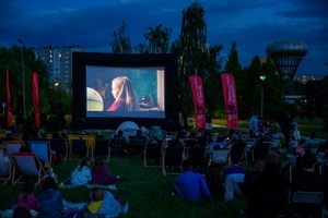 38. TNF - Dzień 2 (1.06.2024) - Publiczność kina plenerowego na terenie Domu Kultury Westerplatte oglądająca kolejną projekcję