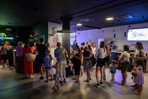 38. TNF - Dzień 2 (1.06.2024) - Dzieci z opiekunami w holu Marzenia przed projekcją