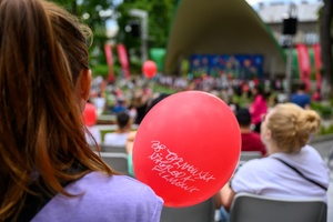 38. TNF - Dzień 2 (1.06.2024) - Publiczność licznie wypełniająca widownię Amfiteatru uczestnicząca w spektaklu dla dzieci