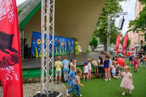 38. TNF - Dzień 2 (1.06.2024) - Na scenie aktor, przed sceną najmłodsi widzowie uczestniczący w spektaklu