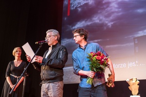 38. TNF - Dzień 9 (8.06.2024) - Na scenie Marzenia przewodniczący Jury 38. TNF Paweł Łoziński i Laureat Grand Prix 38. TNF Maciej Hamela za film "Skąd dokąd"