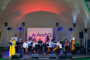 ZDEARZENIA 2024 - Przeboje Wielkiego Ekranu - Na scenie prowadząca koncert Laura Łącz i orkiestra Impressione
