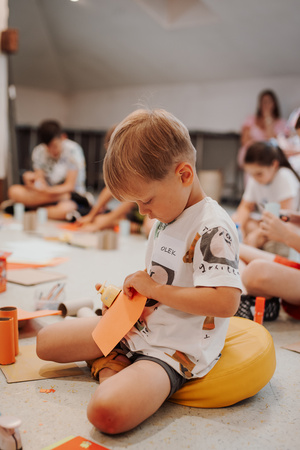 otwARTa jeszcze bardziej. Warsztaty dla małych pasjonatów sztuki - ARCHITEKTURA - Uczestnicy warsztatów podczas tworzenia prac plastycznych.