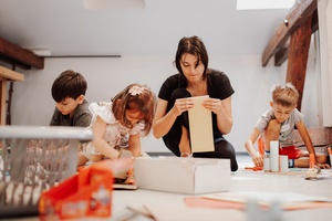 otwARTa jeszcze bardziej. Warsztaty dla małych pasjonatów sztuki - ARCHITEKTURA - Uczestnicy warsztatów podczas tworzenia prac plastycznych.