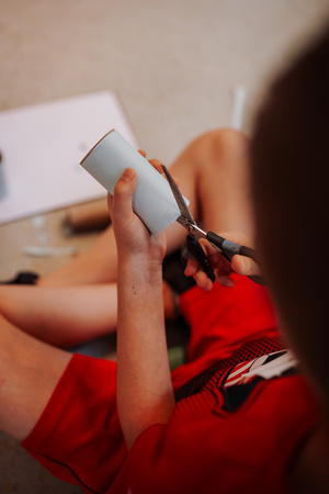 otwARTa jeszcze bardziej. Warsztaty dla małych pasjonatów sztuki - ARCHITEKTURA - Uczestnicy warsztatów podczas tworzenia prac plastycznych.