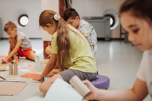 otwARTa jeszcze bardziej. Warsztaty dla małych pasjonatów sztuki - ARCHITEKTURA - Uczestnicy warsztatów podczas tworzenia prac plastycznych.