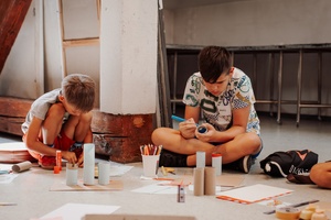 otwARTa jeszcze bardziej. Warsztaty dla małych pasjonatów sztuki - ARCHITEKTURA - Uczestnicy warsztatów podczas tworzenia prac plastycznych.