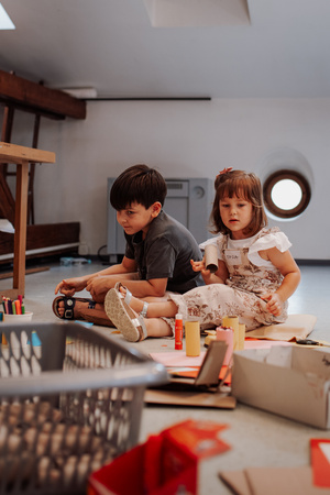 otwARTa jeszcze bardziej. Warsztaty dla małych pasjonatów sztuki - ARCHITEKTURA - Uczestnicy warsztatów podczas tworzenia prac plastycznych.