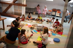 otwARTa jeszcze bardziej. Warsztaty dla małych pasjonatów sztuki - ARCHITEKTURA - Uczestnicy warsztatów podczas tworzenia prac plastycznych.