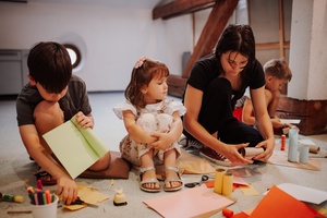 otwARTa jeszcze bardziej. Warsztaty dla małych pasjonatów sztuki - ARCHITEKTURA - Uczestnicy warsztatów podczas tworzenia prac plastycznych.